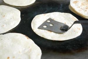 matlagning hemlagad roti chapati närbild foto