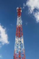 telekommunikationstorn och himmelsblå. foto