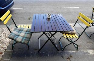 bord och stolar på ett kafé i en stadspark foto