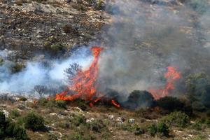 eld i bergen på gränsen mellan Israel och Libanon foto