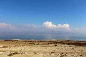 Döda havet är en saltsjö mellan Israel, Jordan och Jordanflodens västra strand. foto