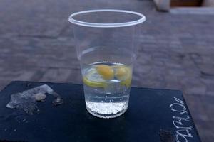 vatten i ett engångsglas foto