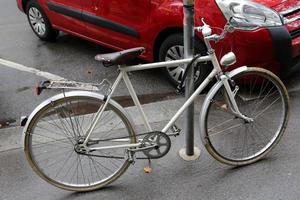 cykelställ på gatan i en storstad foto