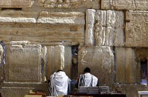 anteckningar i klagomuren i jerusalem med deras förfrågningar och önskningar riktade till gud. foto