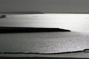 stranden av det döda havet i södra Israel. foto