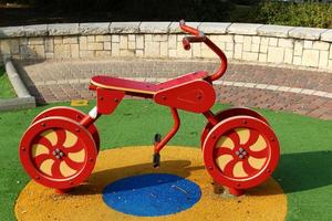 lekplats för barn i en stadspark i Israel foto