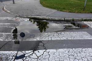 trottoar för fotgängare i en storstad foto