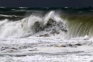 storm i Medelhavet utanför Israels kust foto