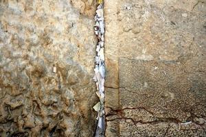 anteckningar i klagomuren i jerusalem med deras förfrågningar och önskningar riktade till gud. foto