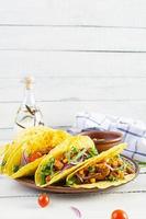 mexikanska tacos med majstortilla och kött på träbakgrund foto