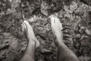 fisk biter fötter i vattnet cenote tajma ha mexico. foto