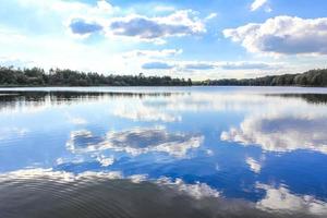 norra Tyskland stoteler se sjön blått vatten med moln reflektion. foto