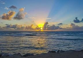 gyllene färgglada soluppgång solnedgång med solstrålar tropisk strand tulum mexico. foto