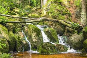 liten vattenfall flod och ström på Brocken Mountain Harz Tyskland. foto