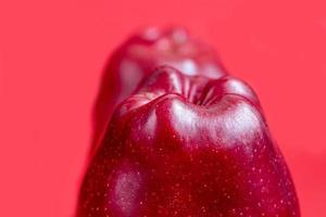 röda äpplen på en färgad bakgrund. selektiv fokusering. skörd. hälsosam mat. foto