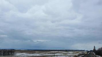 såtid i ukraina under kriget. förbereda åkrar för sådd av spannmål. blå himmel, plöjt land. skräck. foto