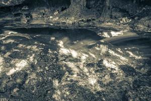 blå turkos vatten kalksten grotta sjunkhål cenote tajma ha mexico. foto