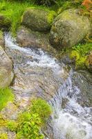 liten vattenfall flod och ström på Brocken Mountain Harz Tyskland. foto