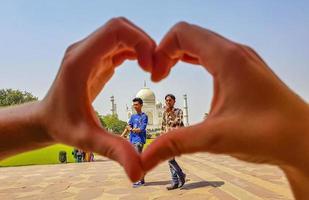 agra uttar pradesh india 2018 symbol för kärlek med hjärta från händer taj mahal india. foto