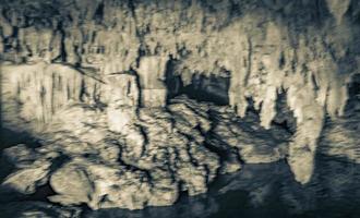 fantastiskt blått turkost vatten och kalkstensgrotta sjunkhål cenote mexico. foto