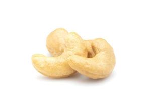 hög med rostad cashewnötter isolerad på vit bakgrund. mat koncept foto