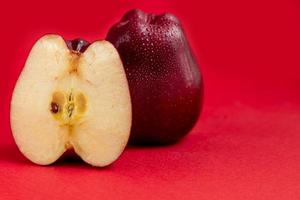 röda äpplen på en färgad bakgrund. selektiv fokusering. skörd. hälsosam mat. foto