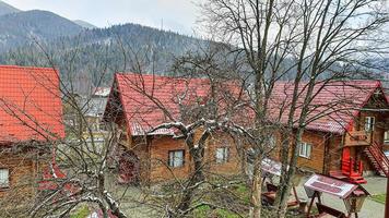 hus och sevärdheter i byarna i västra ukraina. avresa från de ockuperade områdena. krig i ukraina. foto