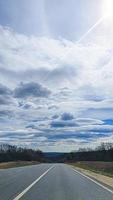 blå himmel med moln. väg, utgång från de ockuperade områdena. krig i ukraina. fly från angriparen. foto