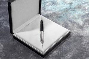 reservoarpenna på en marmor och grå bakgrund. selektiv fokusering. foto