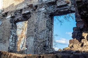 övergivna och förstörda hus i byarna i ukraina. på grund av krig. avresa från de ockuperade områdena. krig i ukraina. foto