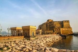 castel dell'ovo, kallad äggslott, utsikt vid frontgatan vid Neapel hamn, Neapel, Italien foto