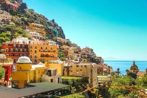 stad på berg vid amalfikusten, positano i södra Italien foto