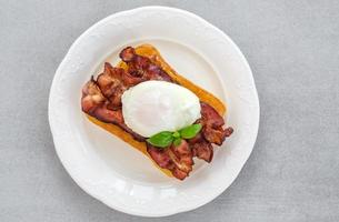 smörgås med pocherat ägg och bacon foto