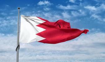 Bahrain flagga - realistiskt viftande tygflagga foto