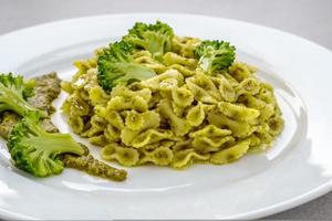 farfalline pasta med pesto och brocoli foto