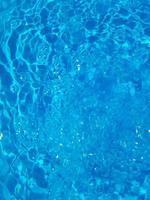 oskärpa suddig blå akvarell i poolen krusade vatten detalj bakgrund. vattenstänk, vattenspray bakgrund. foto