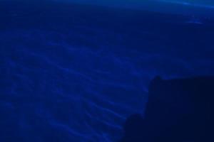 oskärpa suddigt blått vatten i poolen krusade vatten detalj bakgrund. vattenytan i havet, havet bakgrund. vatten är en oorganisk, transparent, smaklös, luktfri och nästan färglös. foto