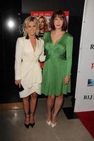 los angeles, 6 augusti - julianne hough, diablo cody anländer till direktv premiären av paradis på de kinesiska 6 teatrarna den 6 augusti 2013 i los angeles, ca. foto