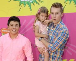 los angeles, 23 mars - Bradley steven perry, mia talerico, jason dolley anländer till Nickelodeons 26:e årliga kids choice awards på usc galen center den 23 mars 2013 i los angeles, ca. foto