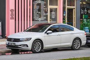 sida Turkiet mars 03 2022 vit volkswagen passat är parkerad på gatan en varm höstdag mot bakgrund av ett kafé foto