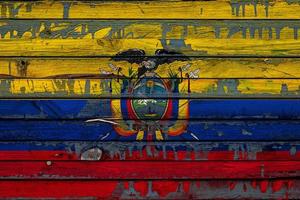 ecuadors nationella flagga är målad på ojämna brädor. landssymbol. foto