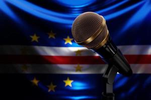 mikrofon på bakgrunden av Kap Verdes nationella flagga, realistisk 3d-illustration. musikpris, karaoke, radio och ljudutrustning för inspelningsstudio foto