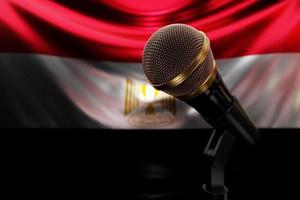mikrofon på bakgrunden av Egyptens nationella flagga, realistisk 3d-illustration. musikpris, karaoke, radio och ljudutrustning för inspelningsstudio foto