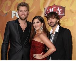 los angeles 6 dec - charles kelley, hilary scott, dave haywood av lady antebellum anländer till 2010 american country awards på mgm grand garden arena den 6 december 2010 i las vegas, nv foto