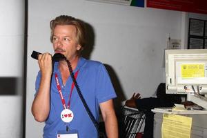 los angeles, 3 jul - david spade kontorister på k-mart för att stödja march of dimes och främja filmen för vuxna 2 på k-mart den 3 juli 2013 i los angeles, ca foto