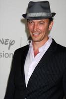 los angeles 1 augusti - steve valentine anländer till 2010 abc summer press tour party på beverly hilton hotel den 1 augusti 2010 i beverly hills, ca. foto