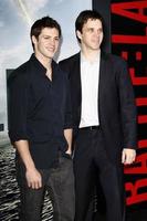 los angeles, 8 mars - steven r. Mcqueen och hans styvfar luc robitaille anländer till slaget - los angeles premiär på byteatern den 8 mars 2011 i Westwood, ca. foto