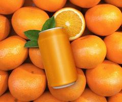 aluminium orange läsk burk på orange frukt bakgrund färsk foto