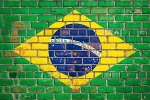 brasilianska flaggan på en grunge tegel bakgrund. foto