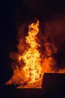 hus i brand på natten. ämnen om mordbrand och bränder, katastrofer och extrema händelser. foto